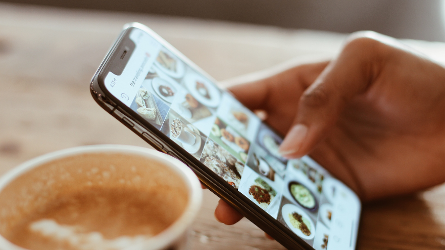 Eine Reisende teilt auf Instagram Eindrücke und Tipps von ihrer nachhaltigen Reise und inspiriert andere zu bewussterem Reisen.