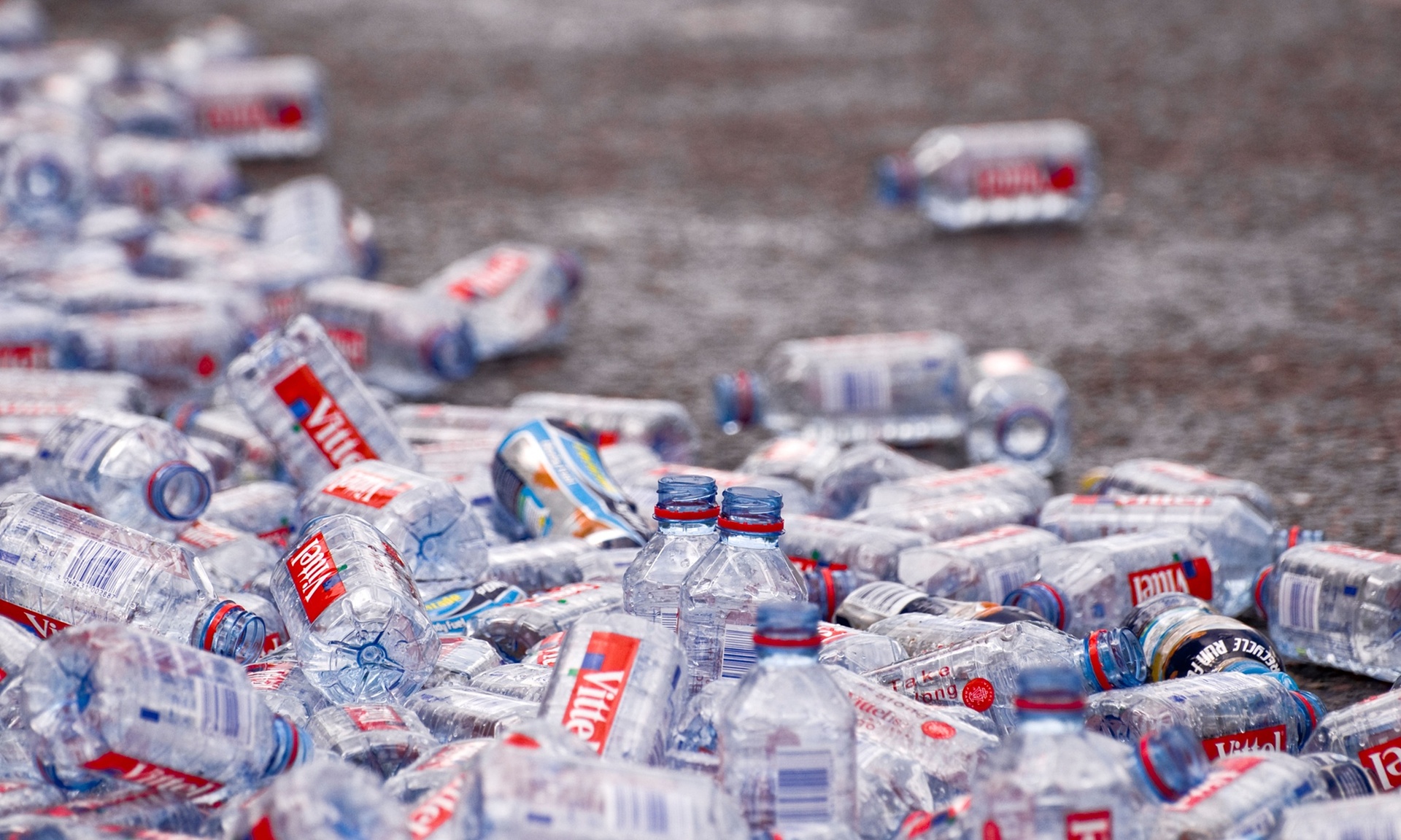 Botellas de plástico abandonadas en el suelo después de la maratón de Londres, fotos de Tracy Gunn / Alamy
