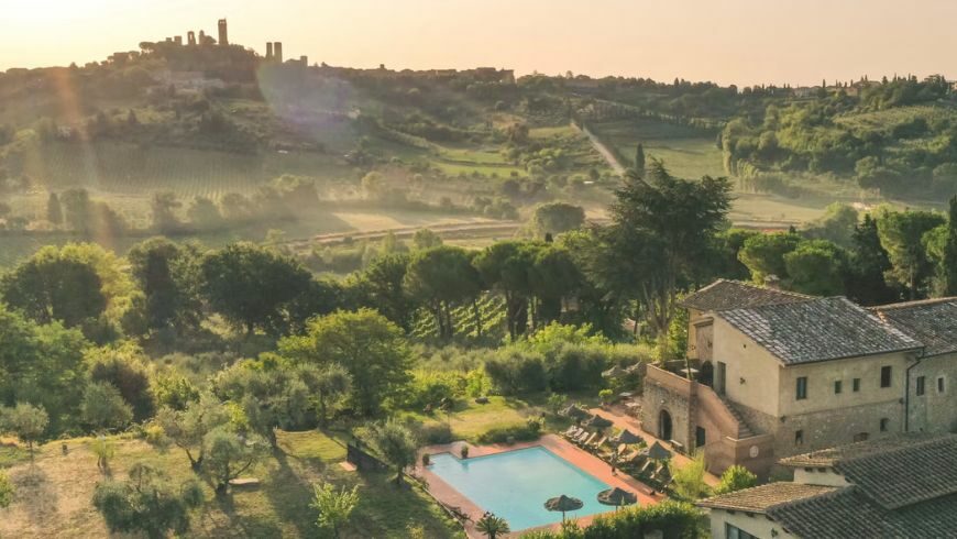 Una colina entera, rodeada de vegetación y silencio, en la Toscana
