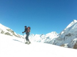 Raquetas de nieve en el valle Aosta