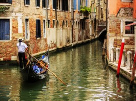Gondoleros en Venecia