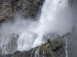 Caída de las aguas de las Cascadas del Serio en Bergamo