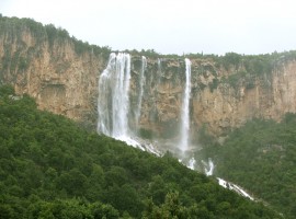 Caída de las aguas de las cascadas de Lequarci en Ogliastra