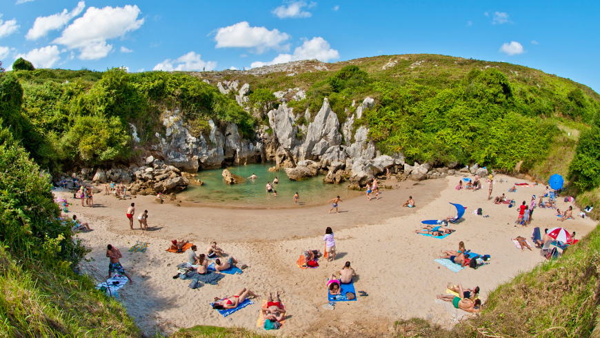 Playa de Gulpiyuri, Asturias,España. Un mar de ensueño: las 30 playas más bellas de España