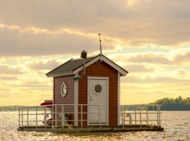 Típica casa sueca rosa sobre el lago Mälaren. Los 19 hoteles más extraños del mundo