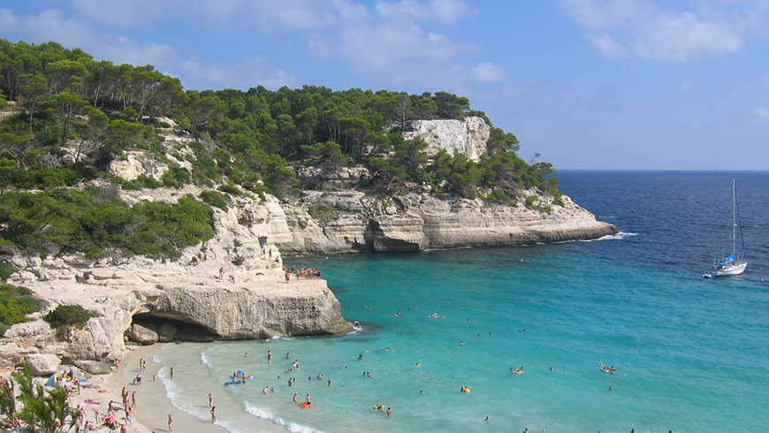 Cala Mitjana, Menorca, España. Un mar de ensueño: las 30 playas más bellas de España