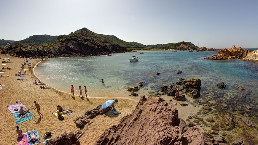 Cala Pregonda, Menorca, España. Un mar de ensueño: las 30 playas más bellas de España