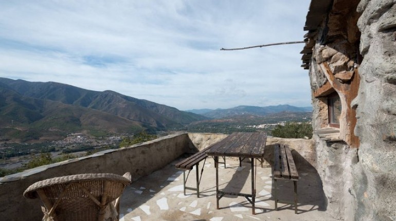 La terraza y las montañas,Cortijo La Jimena, Granada, España.Los 10 insólitos alojamientos eco-friendly de España