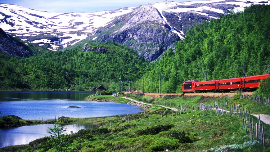 Paisaje montañoso del recorrido del ferrocarril de Bergen en Noruega