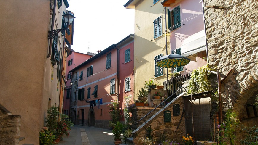 Vistas de las casas en el pueblo de Brugnato, Liguria