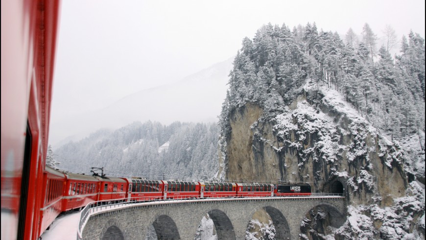 Recorrido del tren Glacier Express sobre un puente en invierno