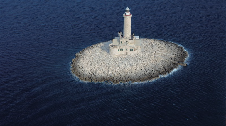 Faro Porer en el Mar Adriático. Los 19 hoteles más extraños del mundo.