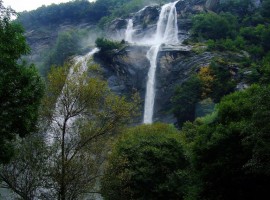 Cascadas de AcquaFraggia en Valchiavenna, Sondrio Italia