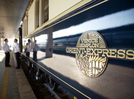 Logo de Oriente Express en el exterior del tren