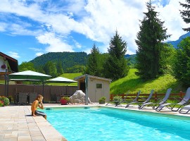 Vistas de la piscina en el exterior de Ferienparadies Alpenglühn en Baviera, Alemania