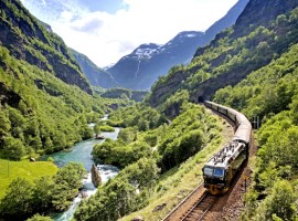 Paisaje montañoso del recorrido del ferrocarril de Bergen en Noruega