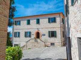 Exterior de un Albergo Diffuso, en el municipio de Sauris en Friuli Venezia Giulia