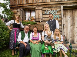 Familia en el exterior de Wanderhotel Gassner – Austria Neukirchen