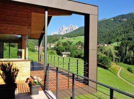 Exterior y vistas de Peterwieshof en Val di Funes, Italia