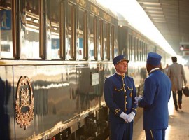 Personal de Orient Express conversando a la afueras del tren