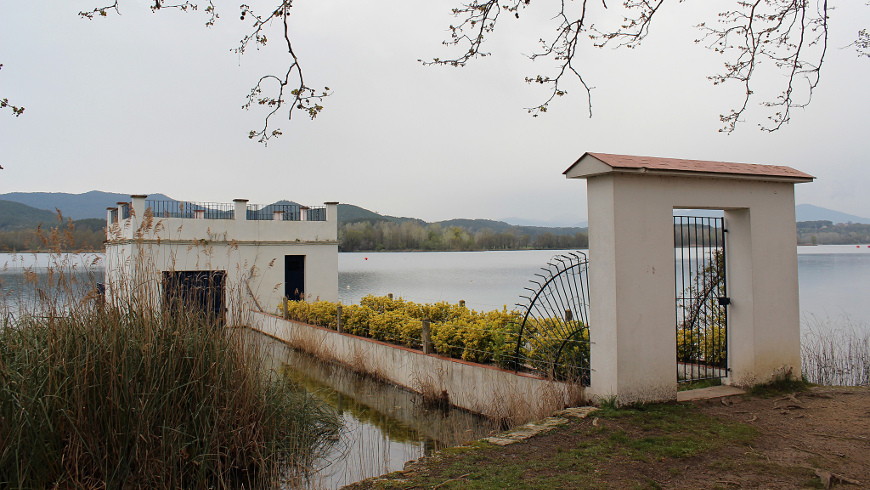El lago de Bañolas, Girona, España. Fin de semana en la naturaleza: Descubre estos 10 lagos en España