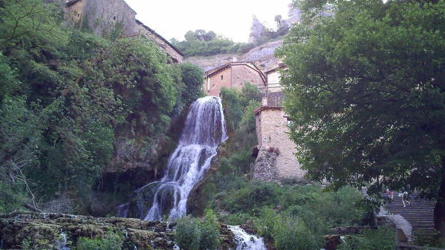 Orbaneja del Castillo, Burgos, España. Tesoros de la naturaleza: Las cascadas más hermosas de España