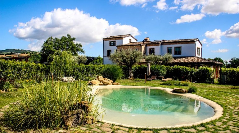 Turismo rural en Coroncina, Italia. Edificio con piscina