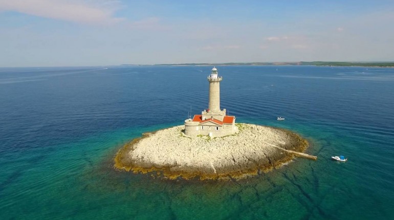 Faro en el medio del mar, en Croacia