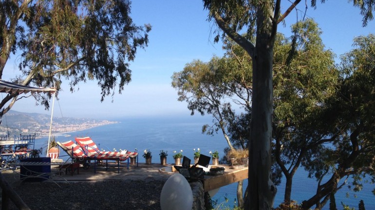 Impresionante vista del mar de Liguria desde el loft ecológico Mortola Tower Luxury Eco Resort