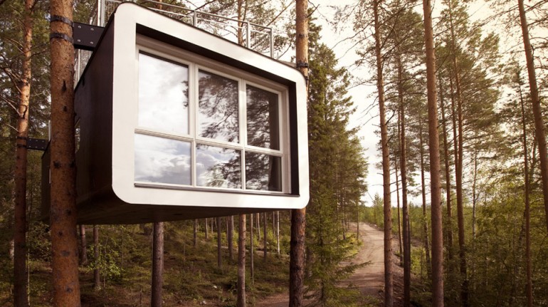 Casa del árbol en un bosque de Suecia