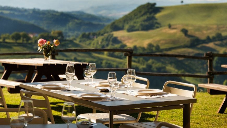 Un esempio di Ristoranti sostenibili: il ristorante organico Girolomoni, che offre la possibilità di mangiare con una meravigliosa vista panoramica.