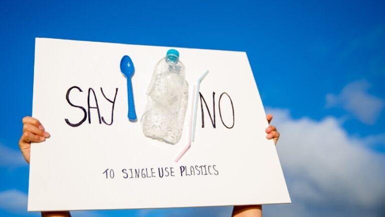 Cartello che indica di dire no alla plastica monouso