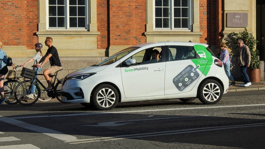 Auto eléctrico y bicicletas en las calles de la Smart City Copenhague en Dinamarca