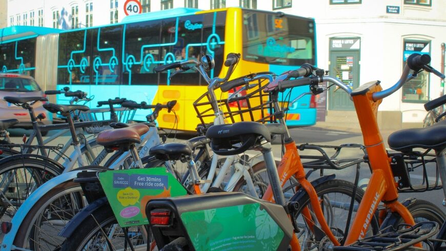 Bus eléctrico y bicicletas en una ciudad inteligente