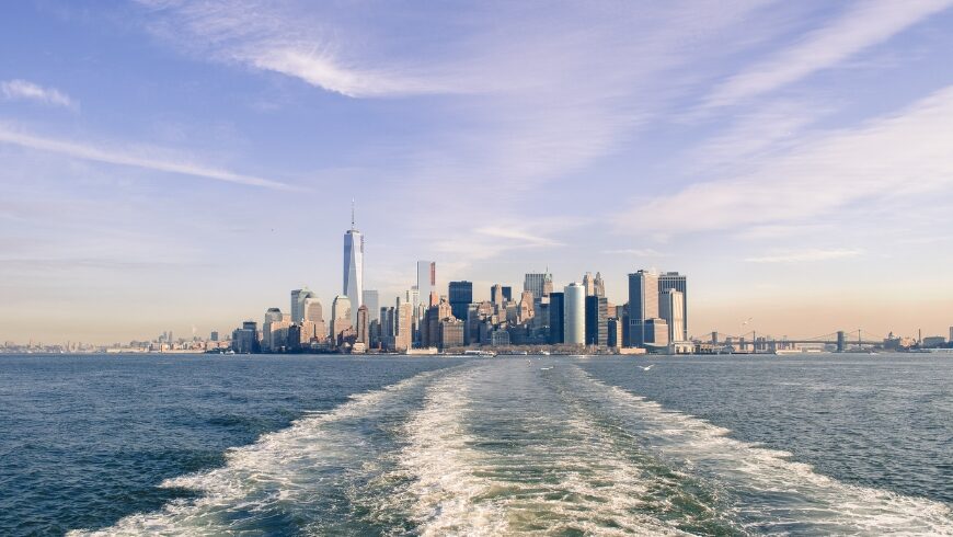 la ciudad inteligente de Nueva York vista desde el aguas con edificios modernos 