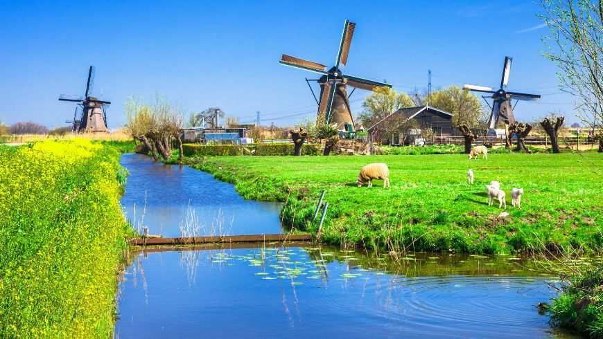 Los Países Bajos: una opción sostenible para sus vacaciones. Imagen de Freeartist vía Canva Pro