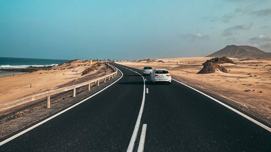 Carretera entre el parque natural de las dunas de Corralejo