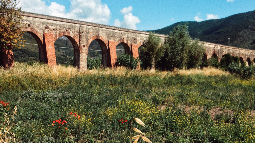 Antiguo acueducto en el campo de Pisa