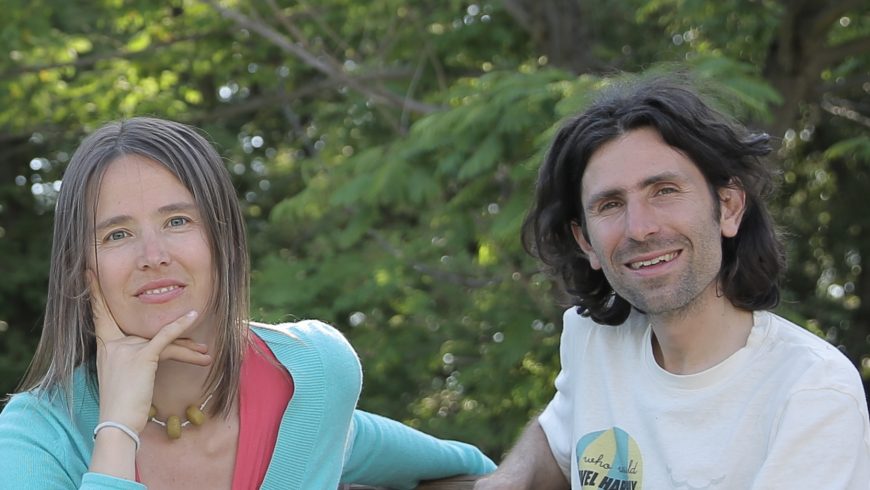 Silvia y Simone, fundadores de Ecobnb. Silvia, gran amante de la naturaleza y de los viajes, se encarga de la comunicación. Simone, apasionado de la tecnología e informática, es CEO de Ecobnb.