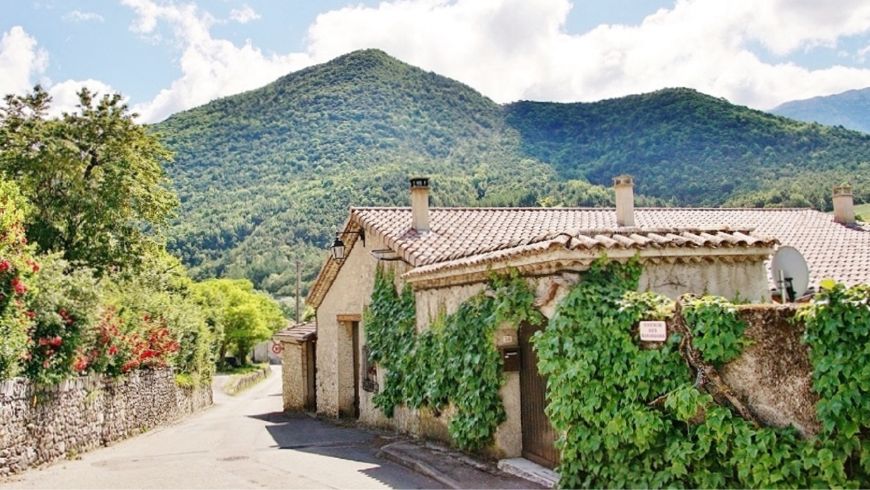 casa rural en las montañas