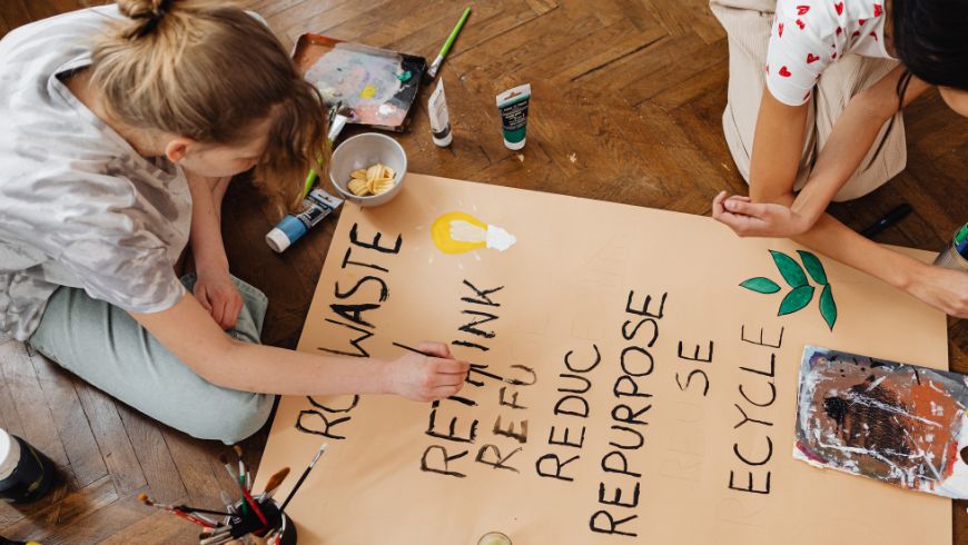 Niña pintando un cartel