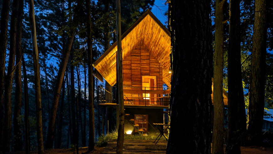 Casa en el bosque construida con materiales sostenibles