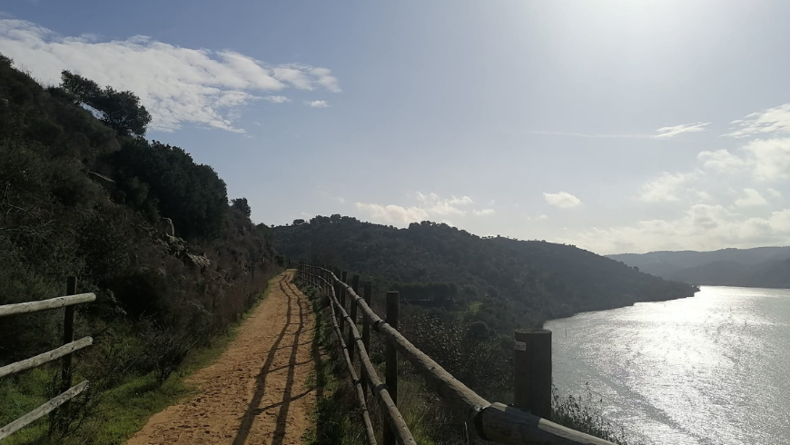 sendero natural a lo largo del río Guadiana