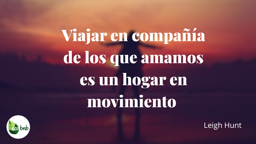 “Viajar en compañía de aquellos que amamos es un hogar en movimiento”. Dos personas al atardecer: un chico sostiene en brazos a una chica, compartiendo un momento romántico y lleno de ligereza.
