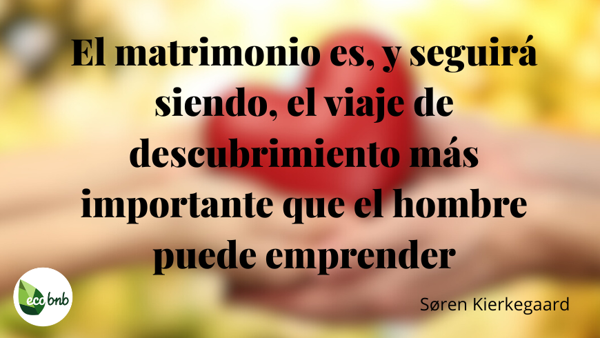 Dos brazos que se unen para sostener un corazón rojo acompañan la frase: “El matrimonio es y seguirá siendo el viaje de descubrimiento más importante que el ser humano pueda realizar.” Una imagen simbólica que cuenta el matrimonio como un camino compartido, hecho de crecimiento, descubrimiento y amor que se renueva día tras día.