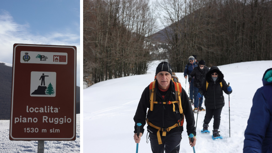 Cartel indicador y un grupo de personas practicando raquetas de nieve