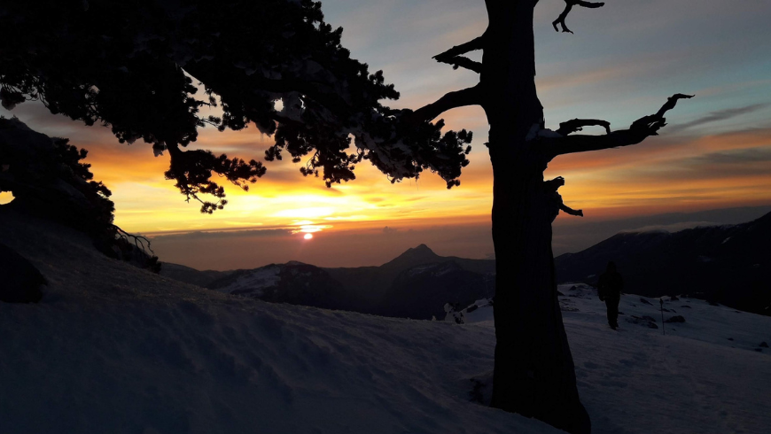 puesta de sol sobre un paisaje nevado