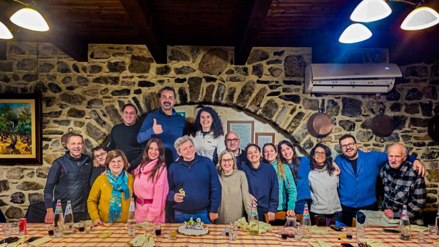grupo de personas sentadas alrededor de una mesa