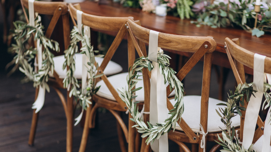 Chaises en bois pour un mariage