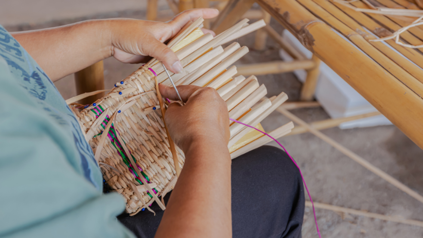 Apprendre en vacances : un artisan réalisant un panier